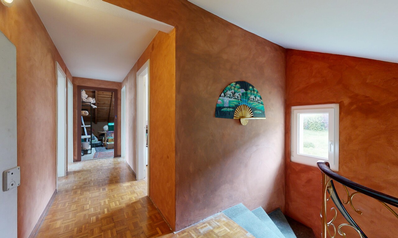 couloir avec parquet floor, wood finish floor, sol en finition bois, et inside property