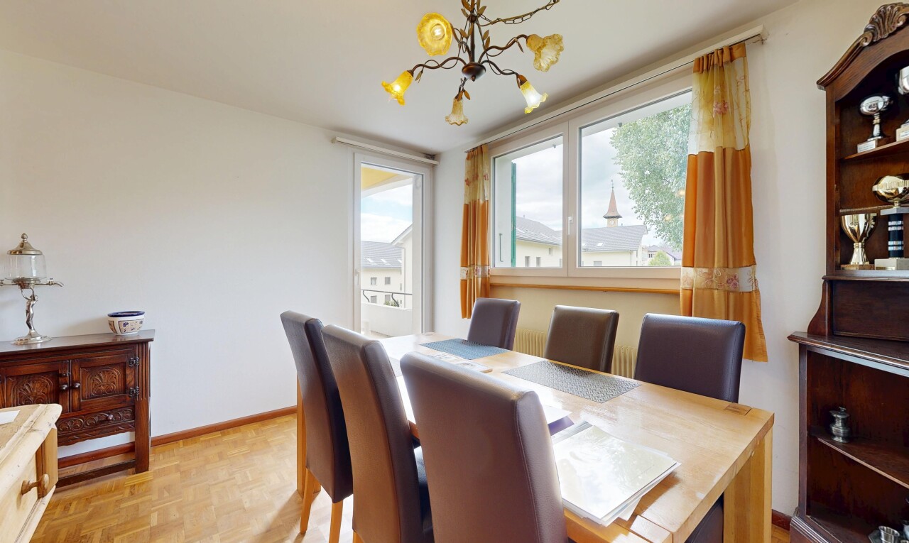 salle à manger avec cloison sèche, drywall, sol en finition bois, wood finish floor, et inside property