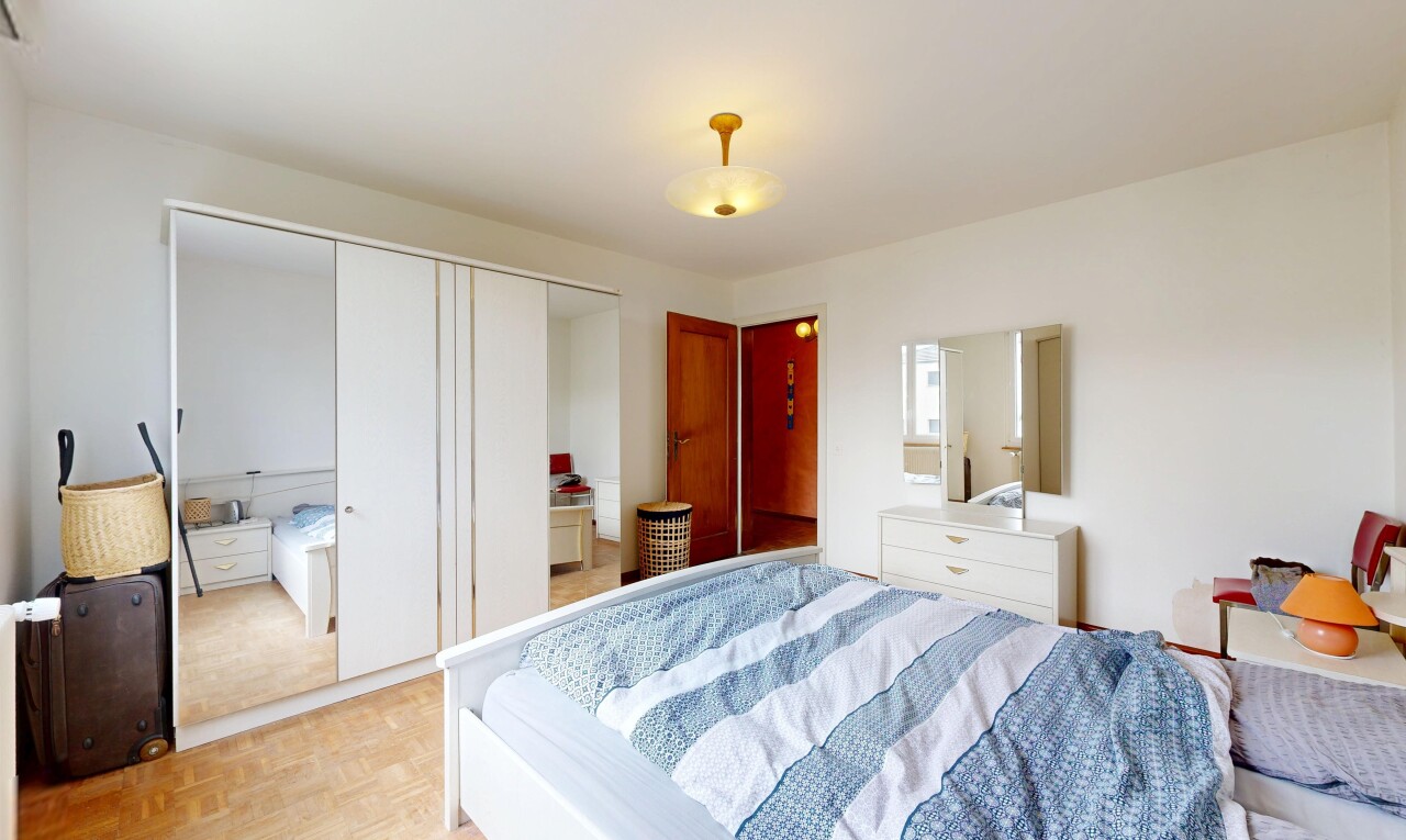 chambre avec parquet floor, wood finish floor, sol en finition bois, inside property, et placard