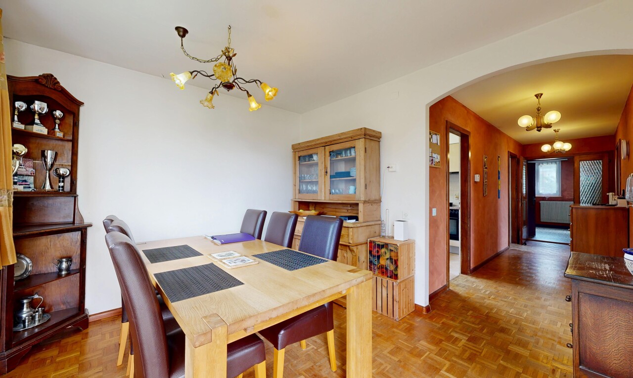 salle à manger avec lustre remarquable, parquet floor, passages en arc, wood finish floor, et sol en finition bois