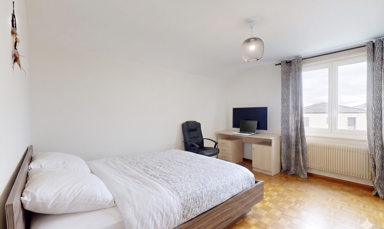 chambre avec sol en finition bois, wood finish floor, parquet floor, espace bureau, et inside property
