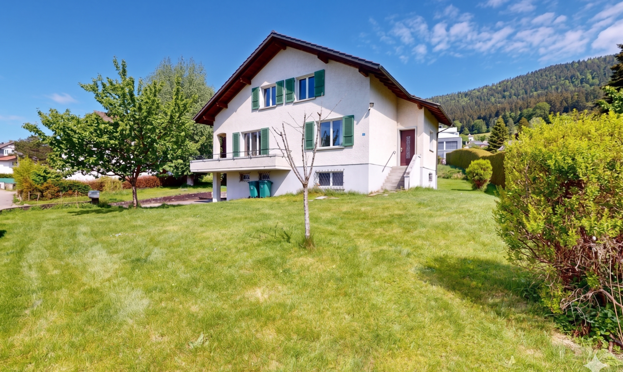 façade avec bardage en stuc, property visible, day time, et pelouse
