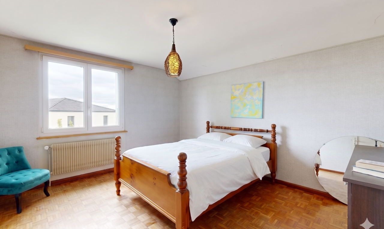 chambre avec parquet floor, sol en finition bois, wood finish floor, radiateur, et lumière naturelle