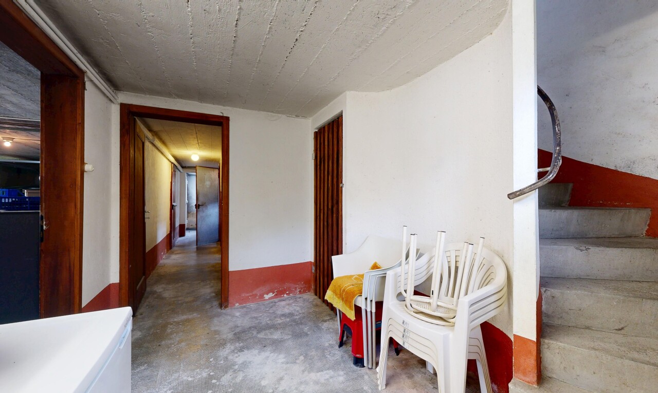 escaliers avec concrete floor, sol en béton, inside property, drywall, et cloison sèche
