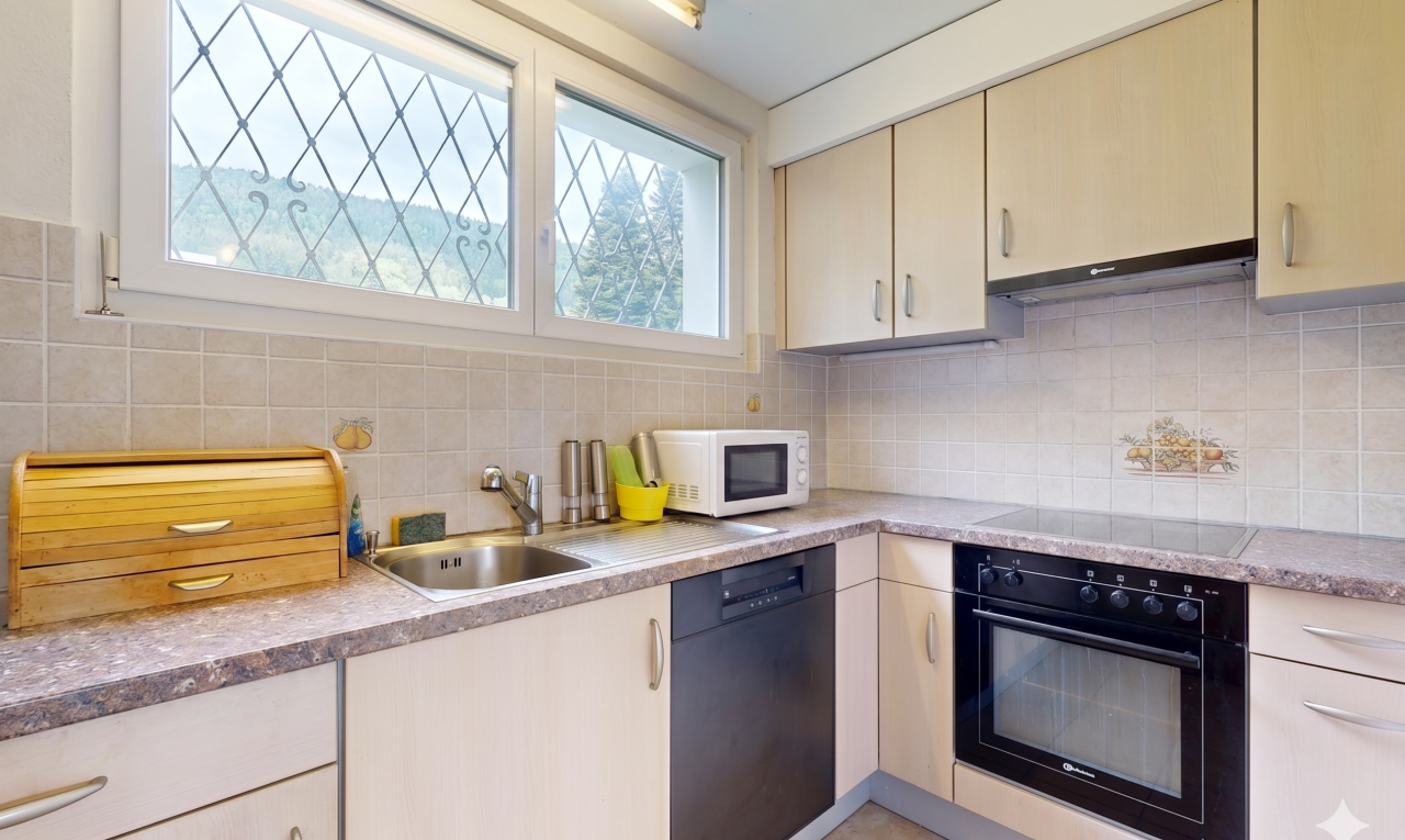 cuisine avec four, light floor, lave-vaisselle, inside property, et light countertops