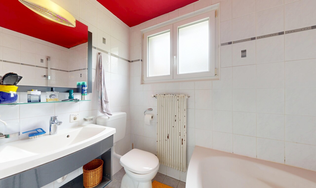 salle de bains avec miroir, salle de bain complète, bain, toilette, et inside property