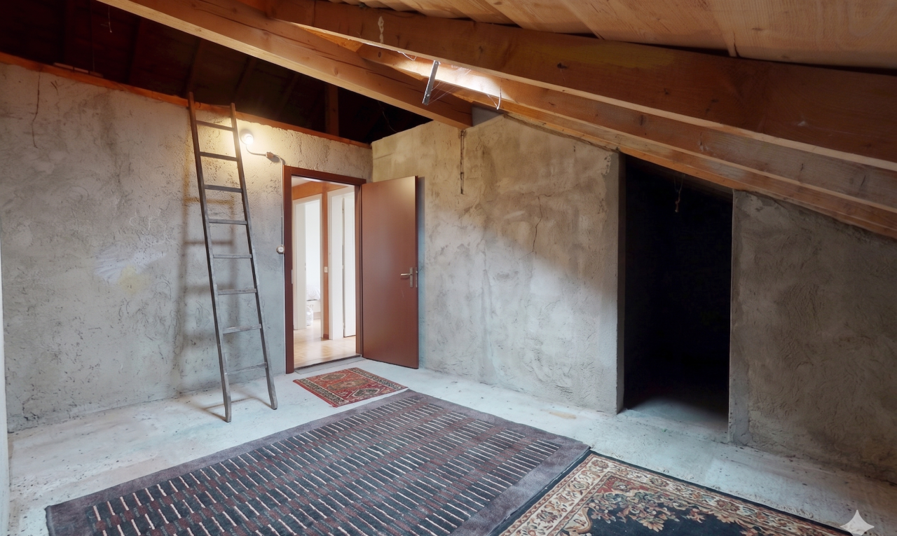 réception / lobby avec concrete wall, inside property, concrete floor, et vaulted ceiling