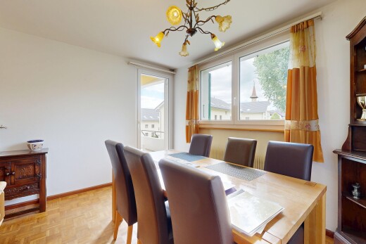 salle à manger avec cloison sèche, drywall, sol en finition bois, wood finish floor, et inside property