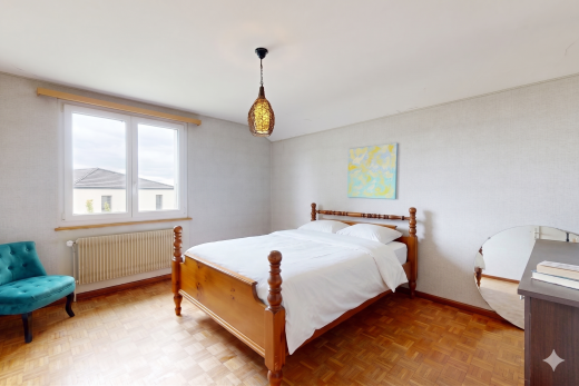 chambre avec parquet floor, sol en finition bois, wood finish floor, radiateur, et lumière naturelle