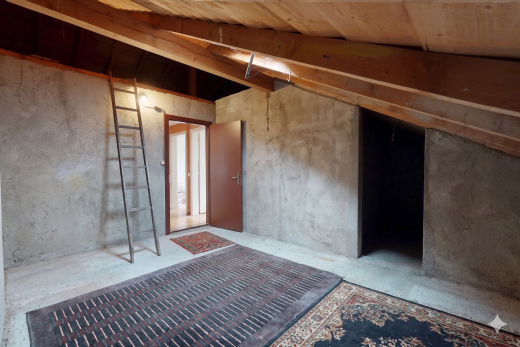 réception / lobby avec concrete wall, inside property, concrete floor, et vaulted ceiling
