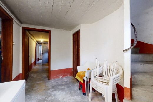 escaliers avec concrete floor, sol en béton, inside property, drywall, et cloison sèche