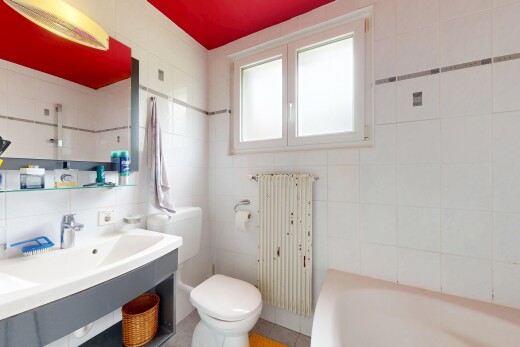 salle de bains avec miroir, salle de bain complète, bain, toilette, et inside property