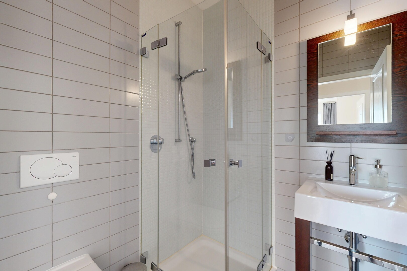 bad mit komplettes badezimmer, fliesenwand, waschbecken, spiegel, und dusche