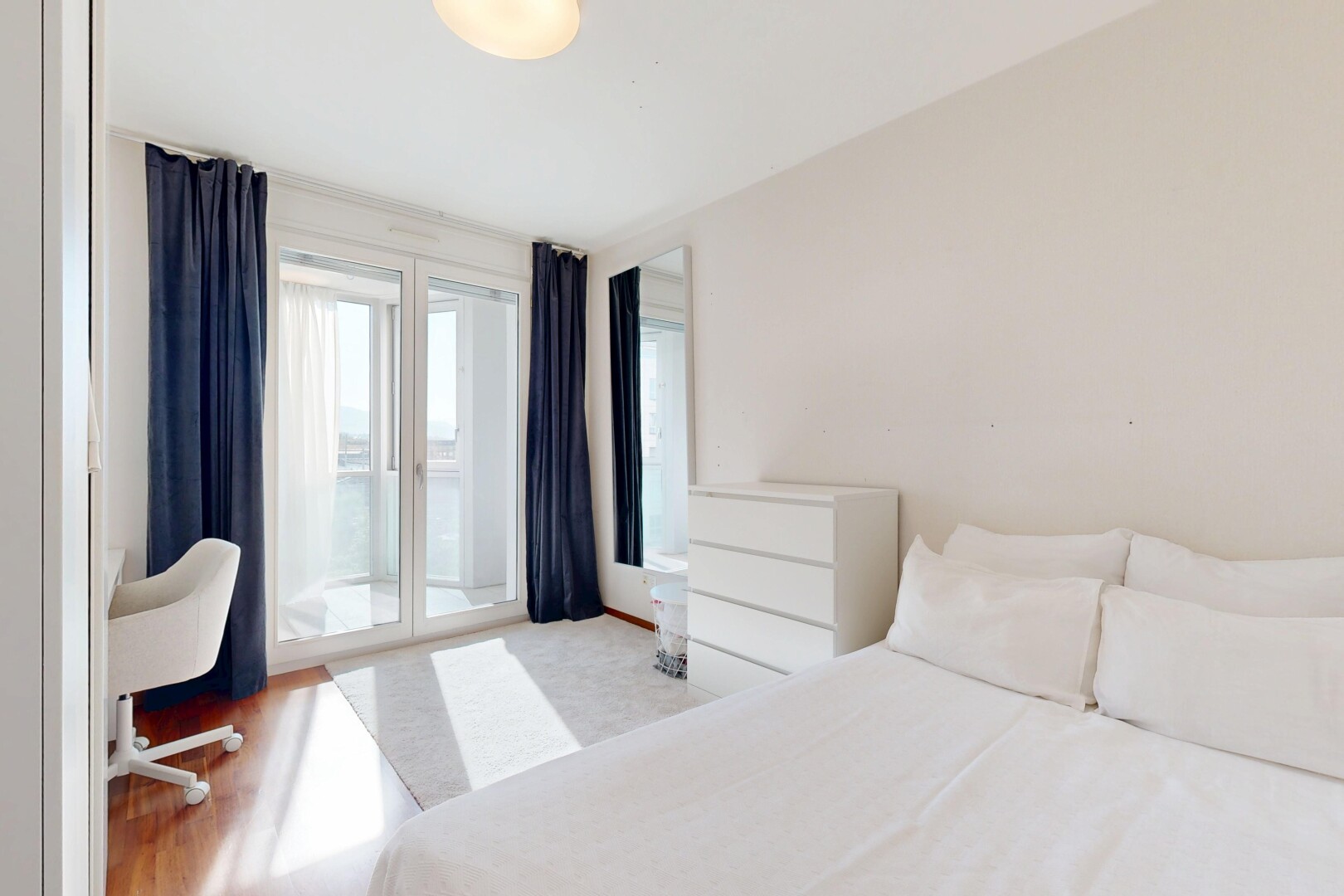 zimmer / schlafzimmer mit außenzugang, gipskartonwand, holzfußboden, und natürliches licht