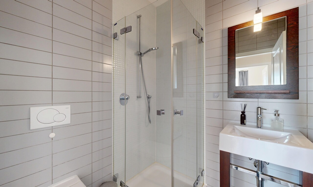 bad mit komplettes badezimmer, fliesenwand, waschbecken, spiegel, und dusche