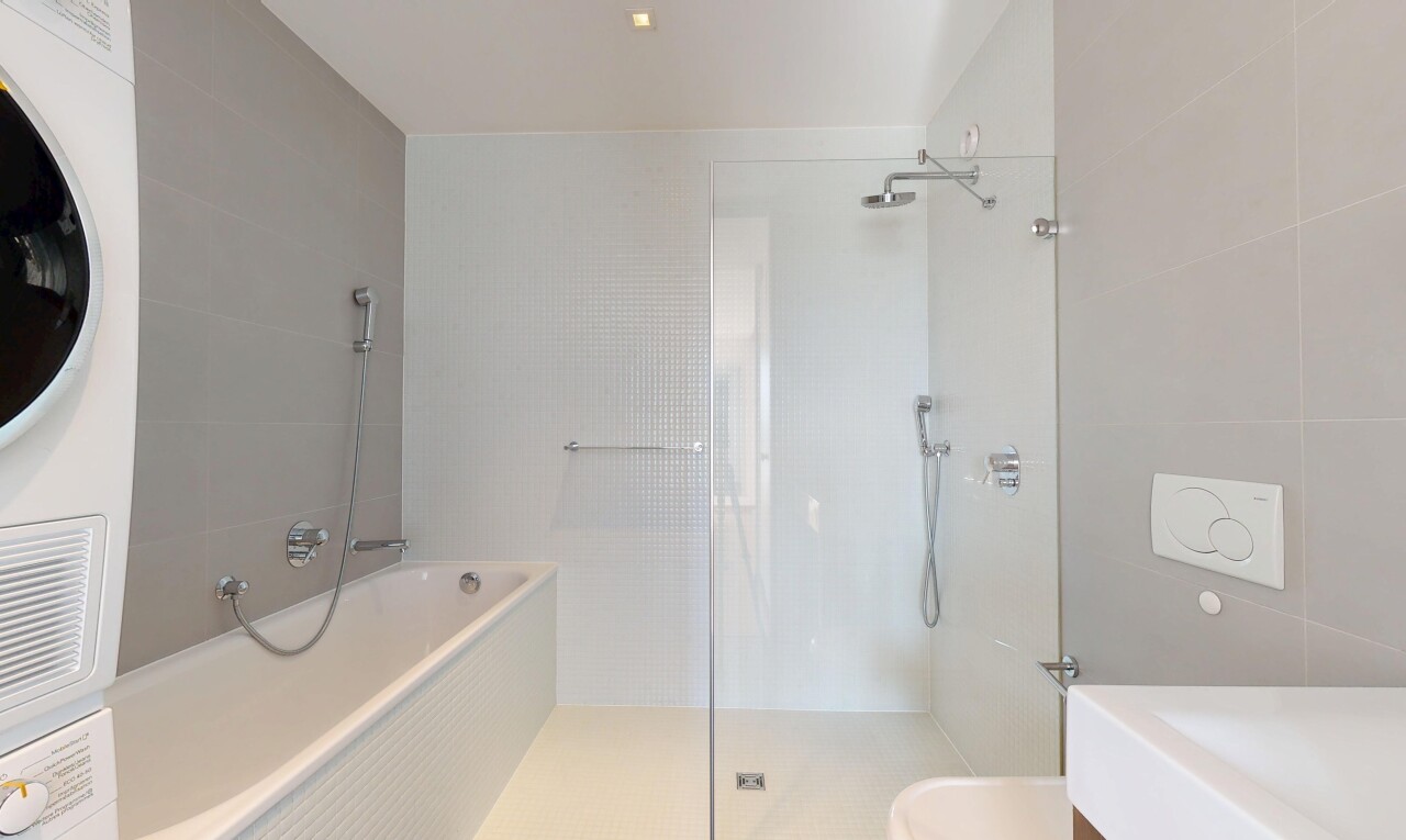 bad mit komplettes badezimmer, dusche, bad, und schminktisch