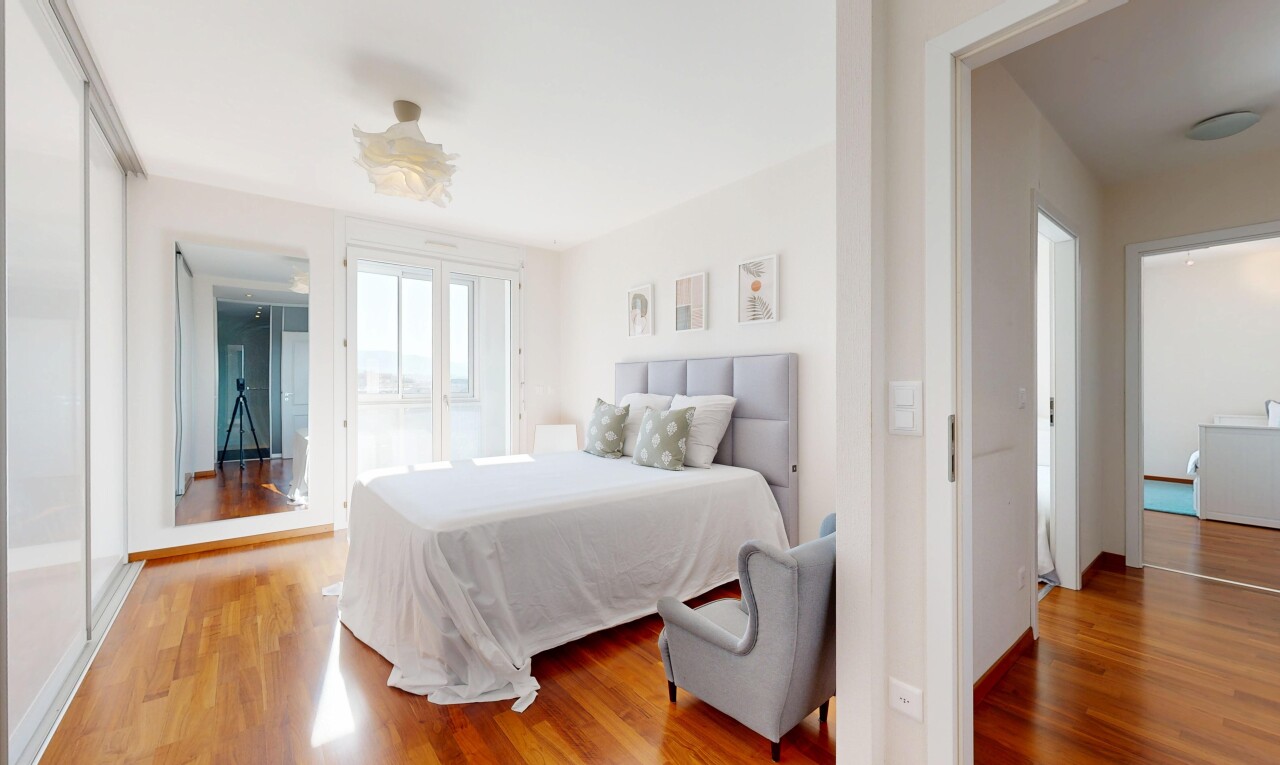 zimmer / schlafzimmer mit gipskartonwand, natürliches licht, und holzfußboden