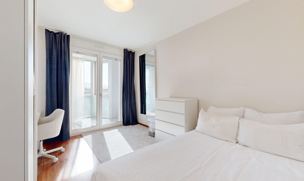 zimmer / schlafzimmer mit außenzugang, gipskartonwand, holzfußboden, und natürliches licht