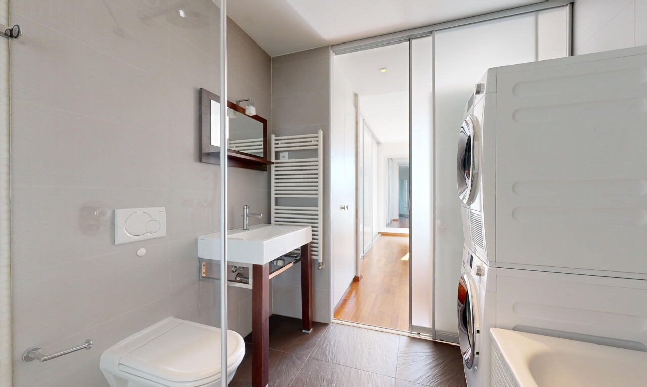 bad mit komplettes badezimmer, toilette, bad, handtuchwärmer, und waschturm