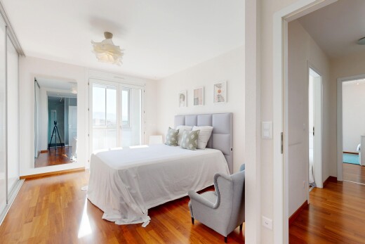 zimmer / schlafzimmer mit gipskartonwand, natürliches licht, und holzfußboden