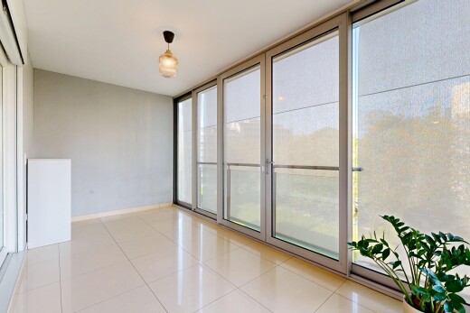 leerer raum mit gipskartonwand, natürliches licht, sockelleisten, und fliesenboden