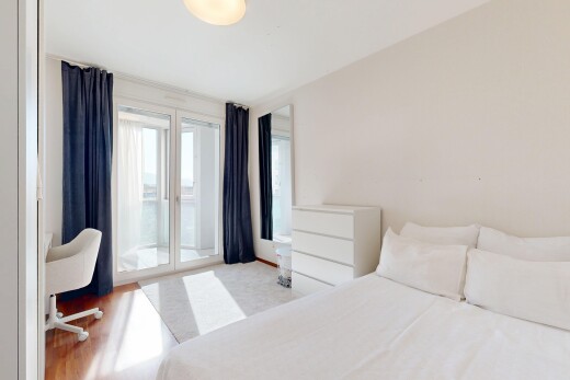 chambre avec cloison sèche, accès à l'extérieur, lumière naturelle, et sol en finition bois