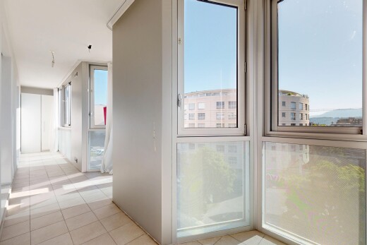 halle / korridor mit gipskartonwand, natürliches licht, und fliesenboden