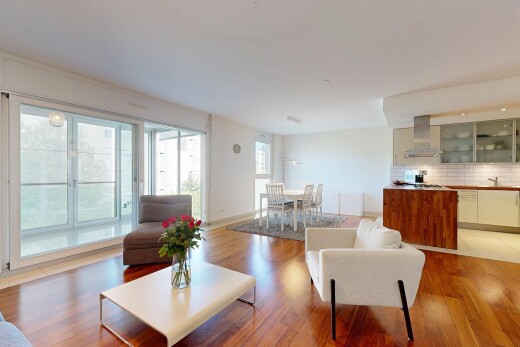 wohn- / esszimmer mit waschbecken, gipskartonwand, holzfußboden, und natürliches licht