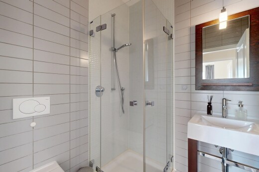 bad mit komplettes badezimmer, fliesenwand, waschbecken, spiegel, und dusche