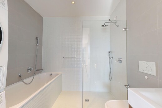 bad mit komplettes badezimmer, dusche, bad, und schminktisch