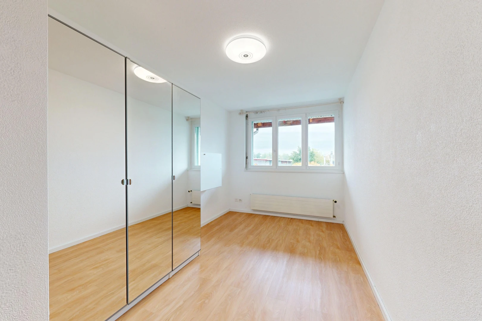leerer raum mit kleiderschrank, wood finish floor, holzfußboden, inside property, und kühler