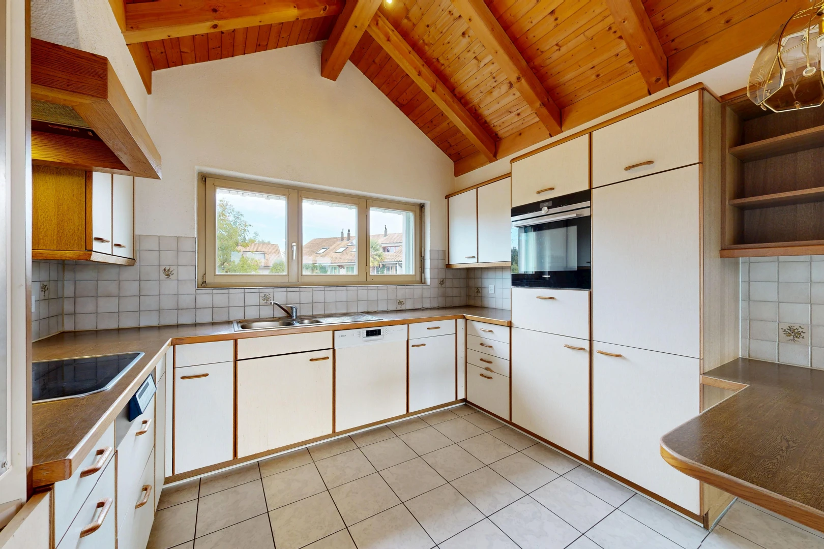 küche mit offene regale, open shelves, light floor, küchenrückwand beim herd, und küchenrückwand beim Herd