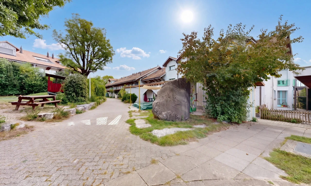 außenansicht mit property visible und day time
