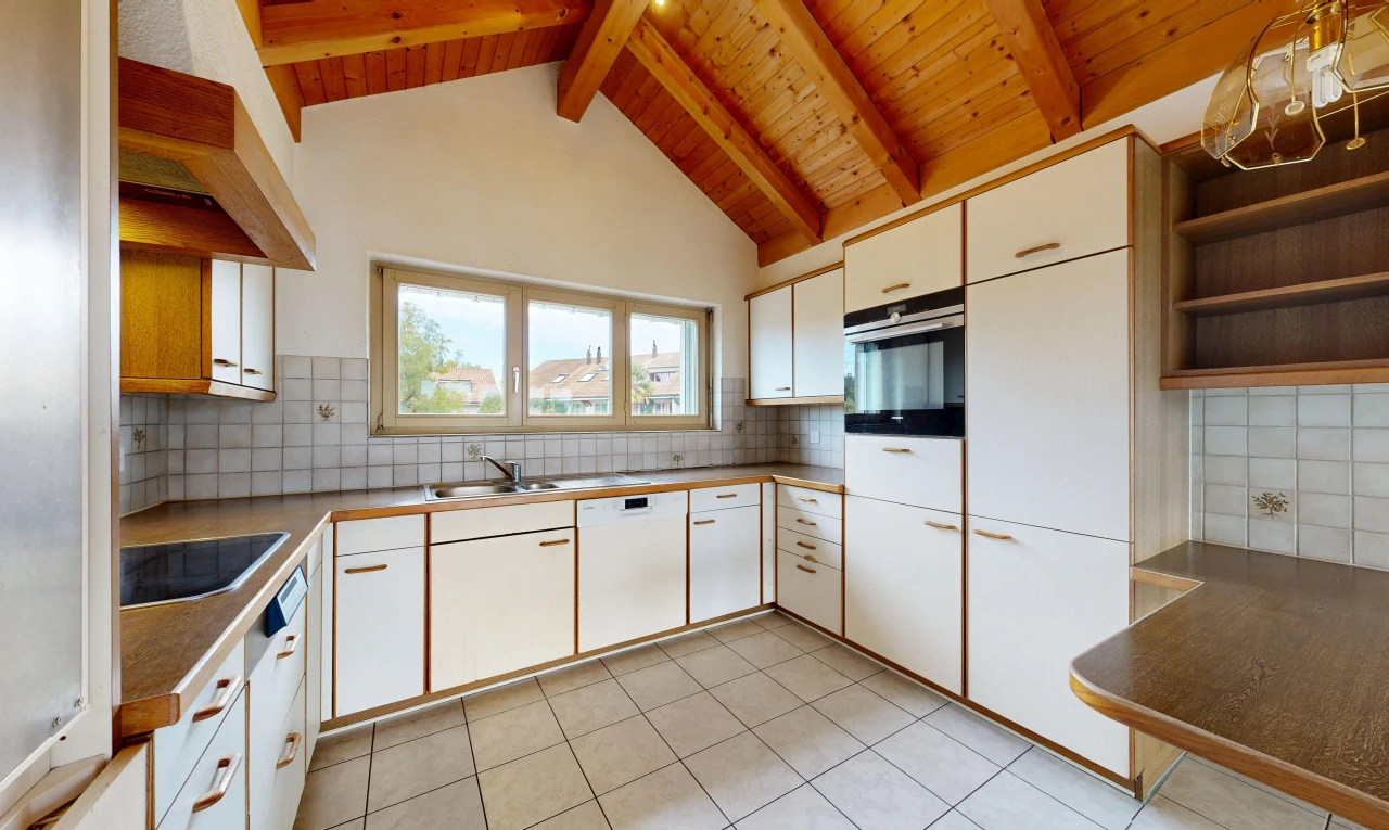 küche mit offene regale, open shelves, light floor, küchenrückwand beim herd, und küchenrückwand beim Herd