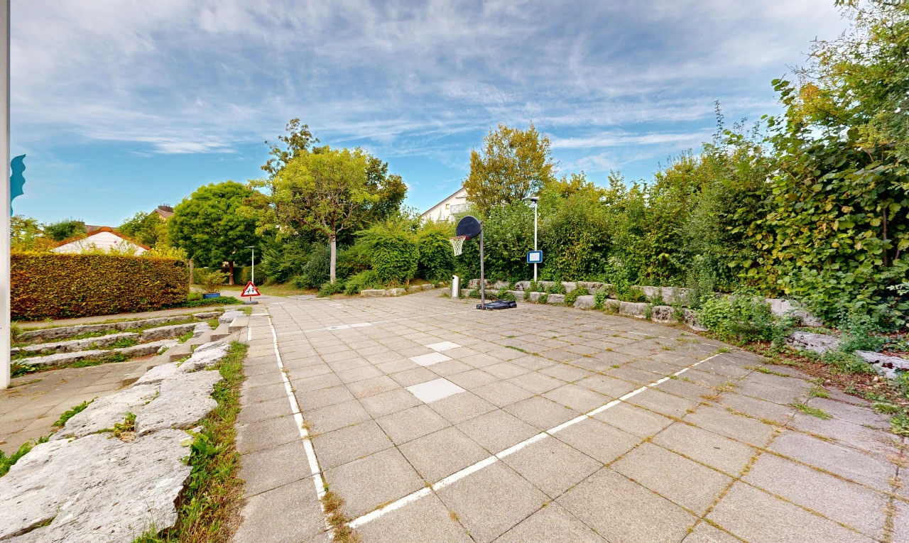 terrasse mit day time und basketball platz