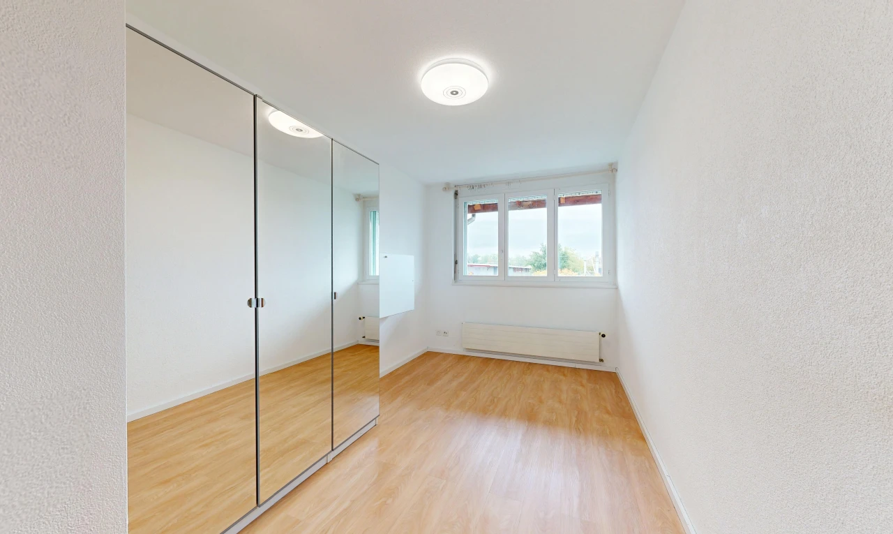 leerer raum mit kleiderschrank, wood finish floor, holzfußboden, inside property, und kühler