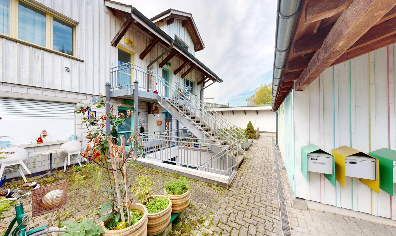terrasse mit balkon und treppen
