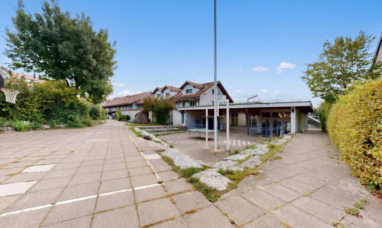außenansicht mit property visible und day time