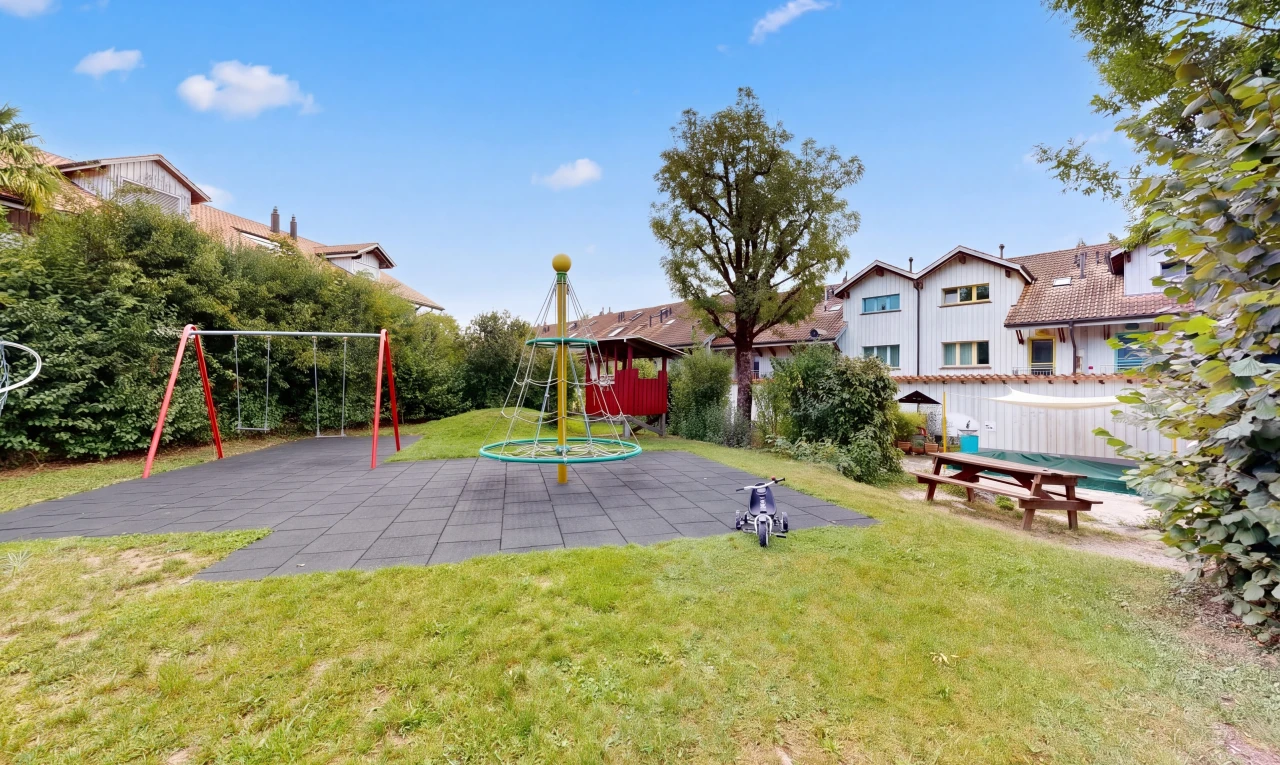 garten mit rasen und day time