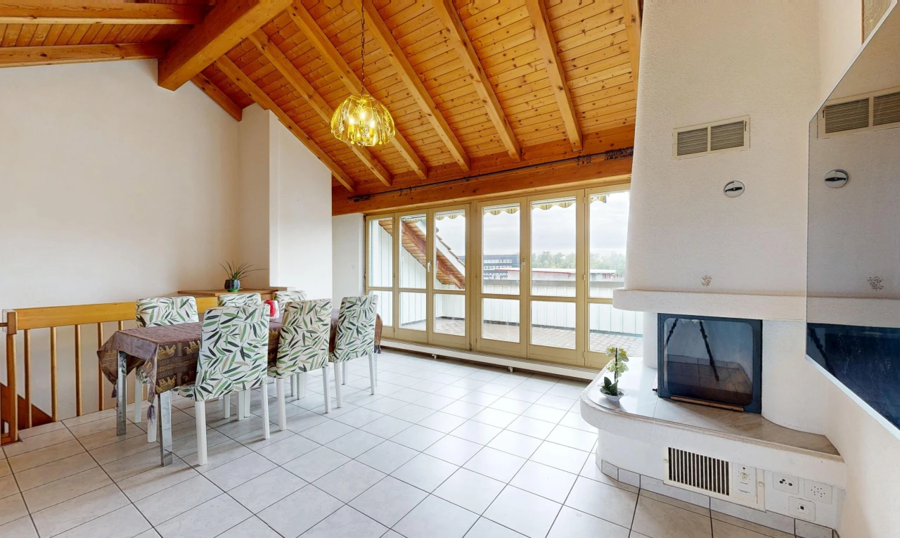 esszimmer mit vaulted ceiling, dachschräge, high ceiling, hohe decke, und high end ceiling