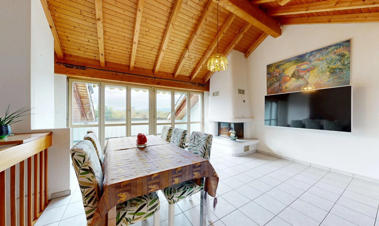 esszimmer mit fernseher, vaulted ceiling, dachschräge, high end ceiling, und wood ceiling