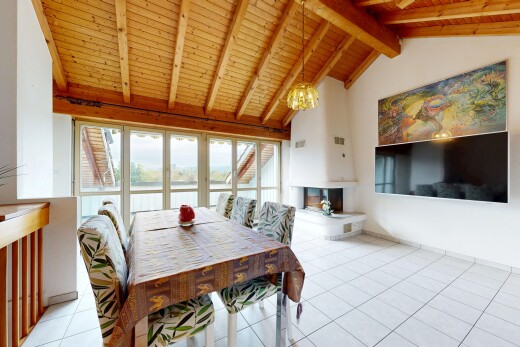 esszimmer mit fernseher, vaulted ceiling, dachschräge, high end ceiling, und wood ceiling