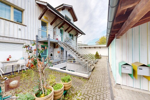 terrasse avec balcon et escaliers