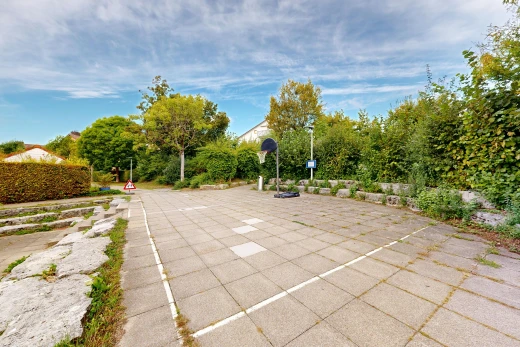 terrasse mit day time und basketball platz