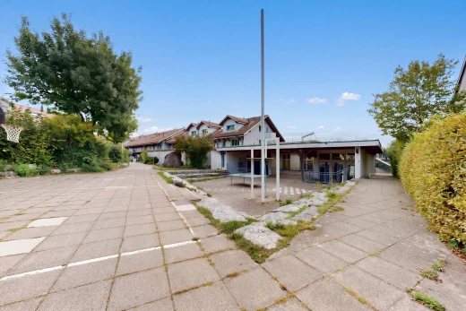 außenansicht mit property visible und day time