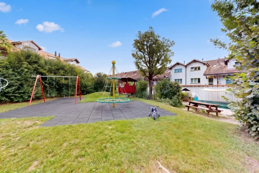 garten mit rasen und day time