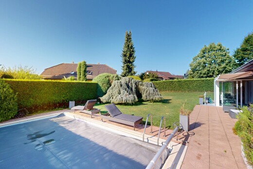 schwimmbad mit day time und rasen