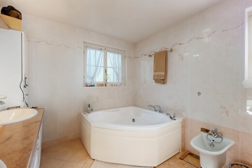 salle de bains avec inside property, natural light, lumière naturelle, bain, et double vasque