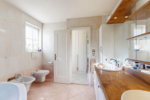 salle de bains avec inside property, salle de bain complète, tile floor, sol en carrelage, et bidet