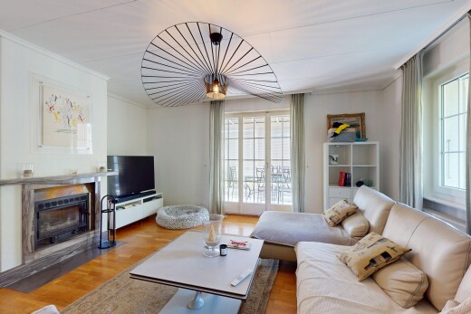 salon avec télévision, cheminée, inside property, wood finish floor, et sol en finition bois